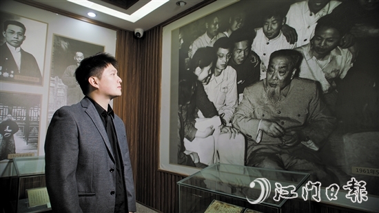 陳浩寧通過(guò)圖片了解陳垣先生的生平事跡、卓越成就。