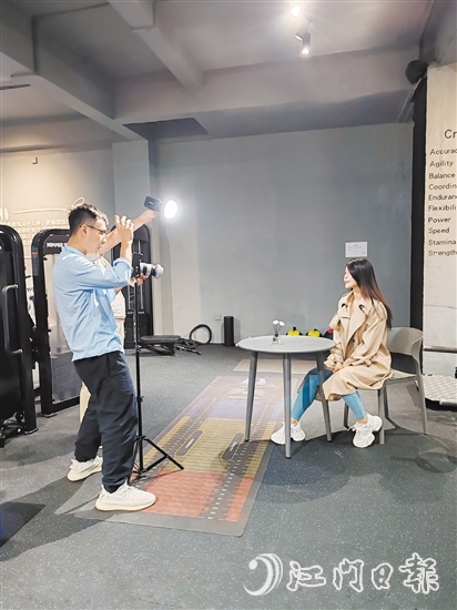 短視頻以其短小精悍、易于分享的特點(diǎn)，正成為快速吸引流量的“利器”。圖為商家在拍攝短視頻。