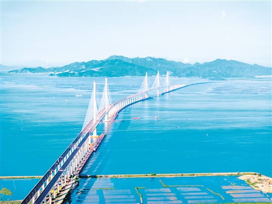 鳥瞰視角下的高欄港大橋（近）和黃茅海大橋（遠(yuǎn)）。