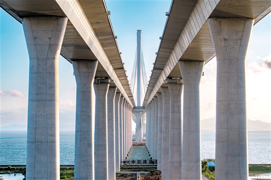 黃茅海跨海通道的對(duì)稱美學(xué)。