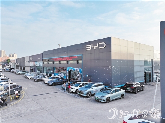 利生車城聚集了比亞迪、廣汽埃安等多個(gè)知名汽車品牌。