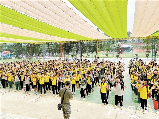 在大沙里·歡茶谷，教官在指導(dǎo)學(xué)生們訓(xùn)練。