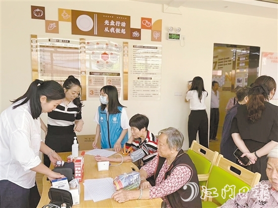 江南街道提供一站式養(yǎng)老服務(wù)，為老年人免費(fèi)體檢。