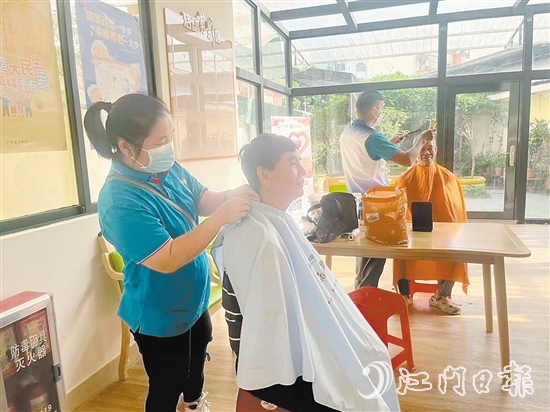 江南街道聯(lián)合社工機(jī)構(gòu)開展義剪活動(dòng)。