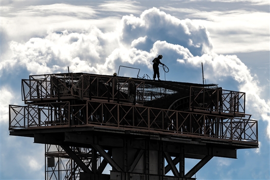建設(shè)者在云海之下用雙手筑建“海上長龍”。