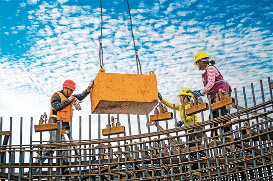 建設(shè)者們齊心協(xié)力，奮力沖刺建設(shè)關(guān)鍵節(jié)點。