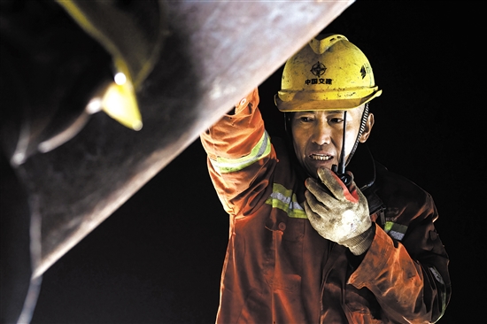 建設(shè)者日以繼夜奮戰(zhàn)在施工現(xiàn)場。