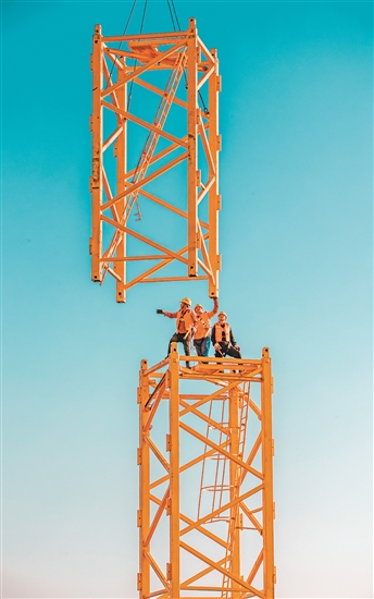 建設(shè)者小小身軀“指揮”大型鋼構(gòu)件。