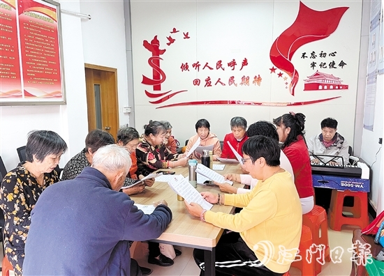 文昌沙社區(qū)居民在黨群服務(wù)中心開展“唱響鄰里好聲音”紅歌獻(xiàn)唱活動。