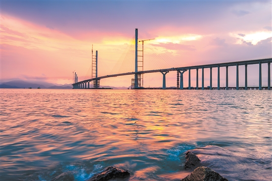 被落日晚霞染紅的黃茅?？绾Ｍǖ?。