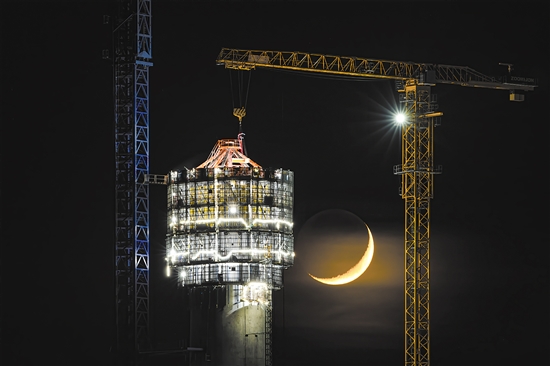 與月牙比“高”的海上索塔。