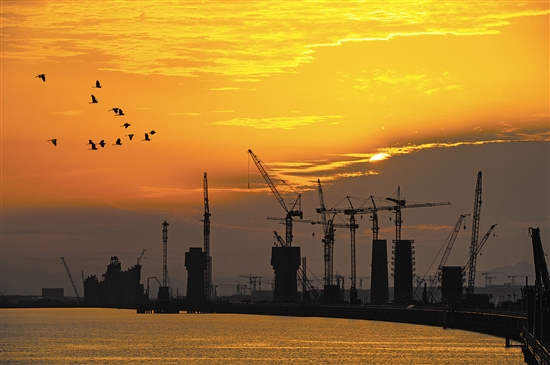 落日黃昏下，水鳥成群飛過黃茅?？绾Ｍǖ?。