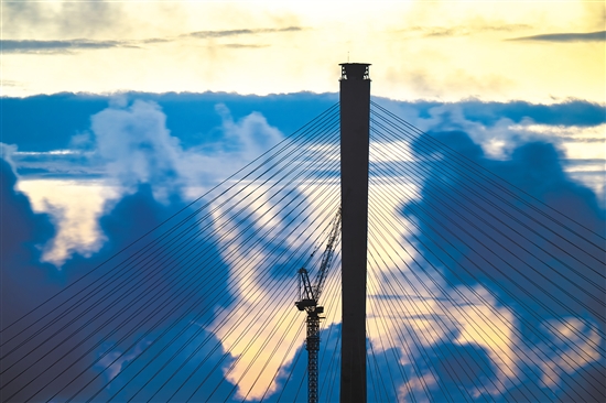 高聳入云的索塔劃破天際。