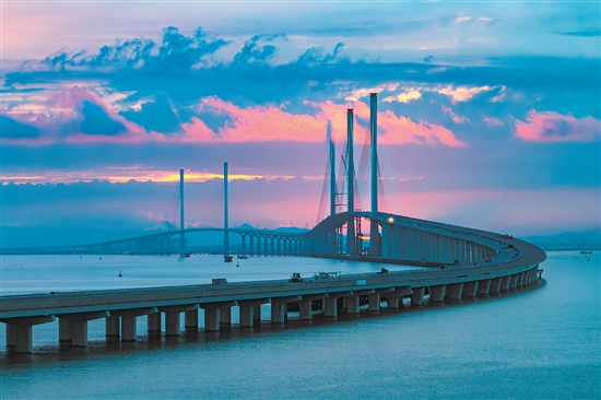 此起彼伏的“海上長龍”與落日相映成輝。