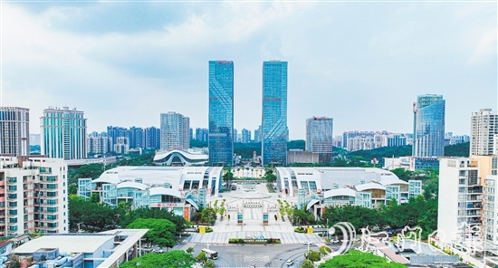 環(huán)市街道不斷提升轄區(qū)商圈整體競爭力，為消費(fèi)市場注入更多創(chuàng)新元素和活力。圖為環(huán)五邑華僑廣場商圈。劉淑君