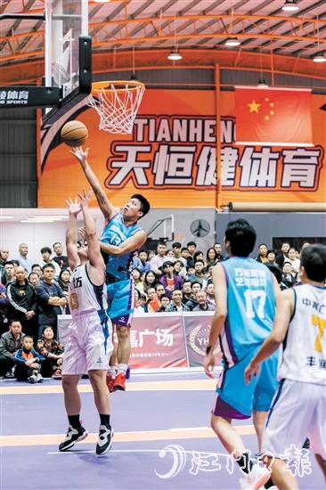 場上球員對抗激烈，場下觀眾看得目不轉(zhuǎn)睛。