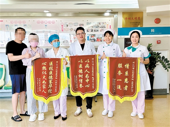 呂女士和丈夫送上錦旗表達(dá)感激之情。