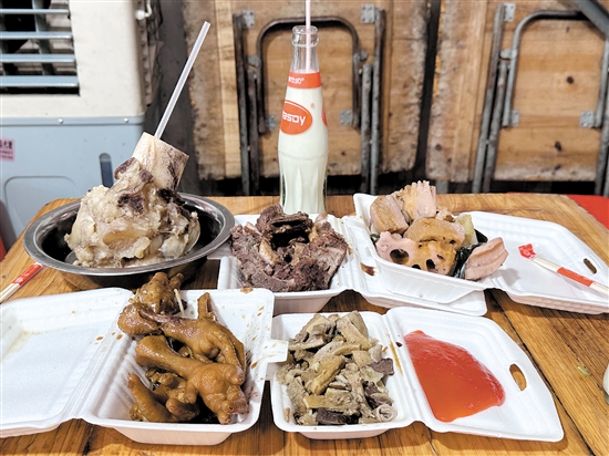 月山“三點(diǎn)三”小吃街的美食味道不錯(cuò)。