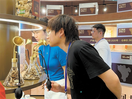 游客在新會(huì)陳皮村體驗(yàn)新會(huì)陳皮的醇香。