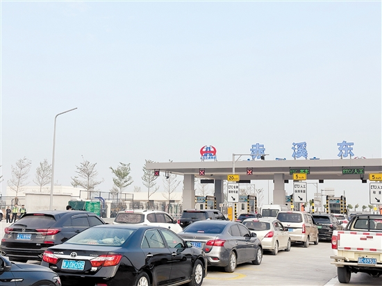 赤溪東收費站前排起車龍。畢松杰