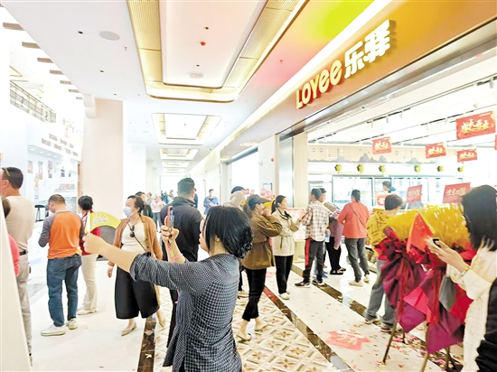 通車首日，黃茅海服務區(qū)吸引眾多游客打卡。郭永樂