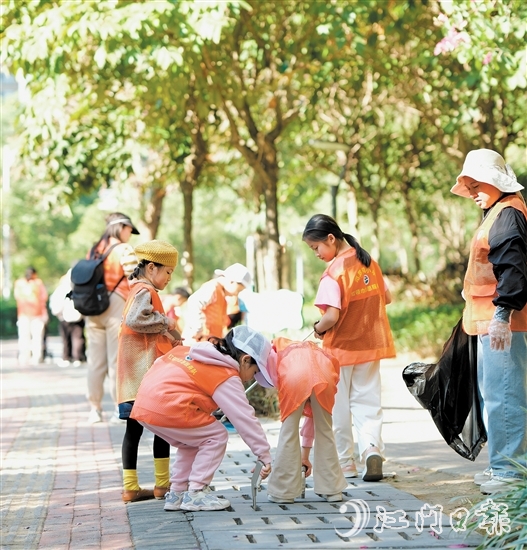 江門市范羅岡小學(xué)家長志愿服務(wù)隊(duì)通過“大手拉小手”的形式，在范羅岡小學(xué)濱江校區(qū)周邊開展全方位清潔巡查。
