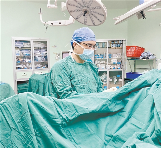 創(chuàng)傷骨科亞?？漆t(yī)生為患者施行手術(shù)。