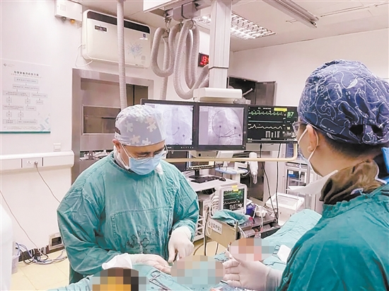 醫(yī)生為患者實施介入手術(shù)。