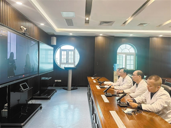 專家通過遠(yuǎn)程醫(yī)療為患者問診。