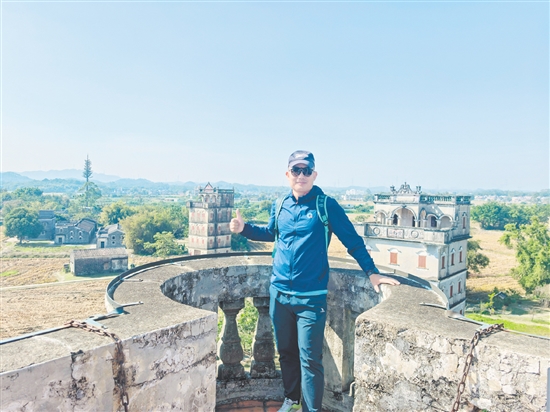 來自福建泉州的林先生跑完江門馬拉松賽后，到江門開平自力村碉樓群游玩。