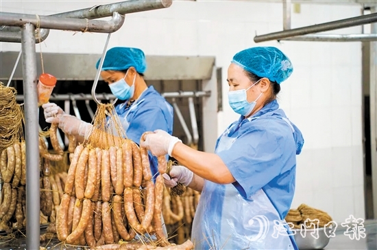 工人們正在制作禮樂臘味。邱昱