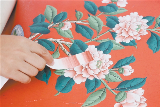 調(diào)色師在比對顏色，差一點都不行。