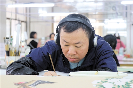 畫師戴著耳機，可以讓精神更專注。（受訪者供圖）