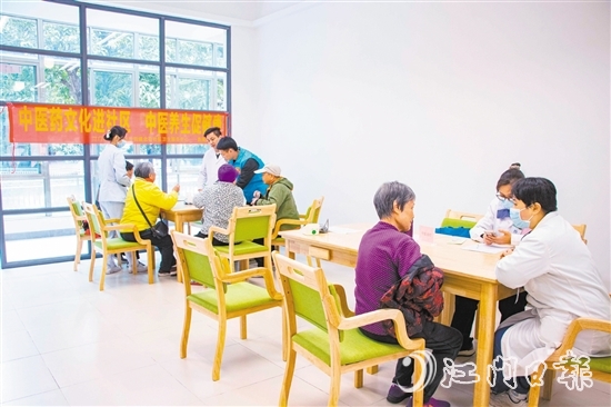 蓬江區(qū)北區(qū)衛(wèi)生院醫(yī)務人員到甘化社區(qū)居家養(yǎng)老服務站開展義診活動。