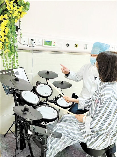 通過樂器互動(dòng)增進(jìn)患者與醫(yī)護(hù)人員的溝通，幫助患者釋放情緒。