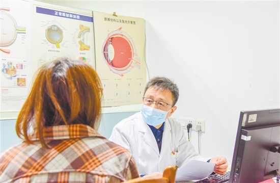 彭超為患者開具處方。