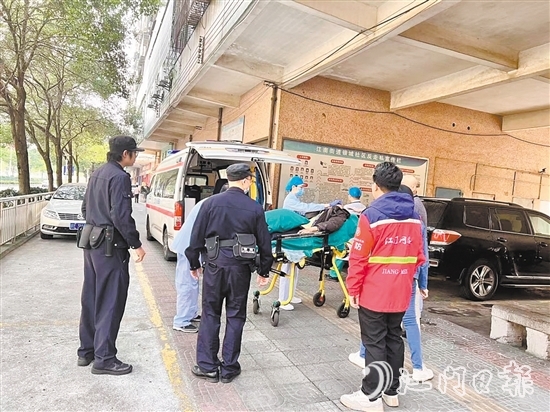 網(wǎng)格員協(xié)助醫(yī)護(hù)人員救助突發(fā)意外的老人。