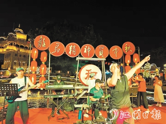五邑人家經(jīng)常邀請(qǐng)嘉賓前來餐廳演出并與客人互動(dòng)。