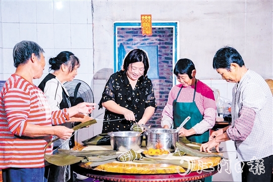 非遺傳承人呂艷卿正在傳授柴火粽的制作技藝。