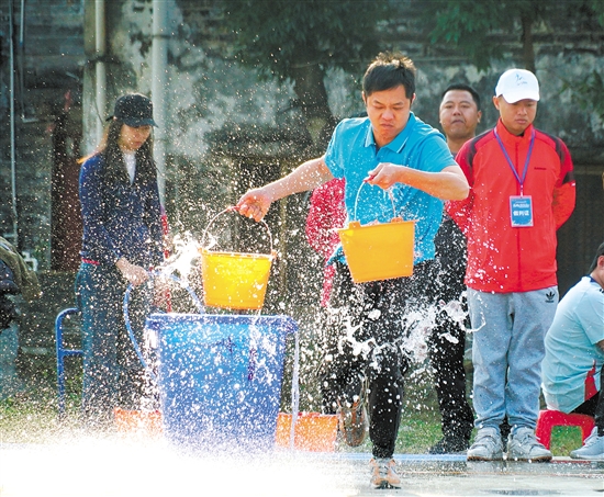 男子抗旱保苗比賽最激烈，選手提著水桶向前沖，既要快，還要穩(wěn)。