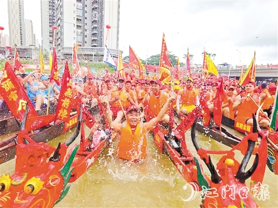 棠下端午龍舟會(huì)現(xiàn)場(chǎng)熱鬧非凡。