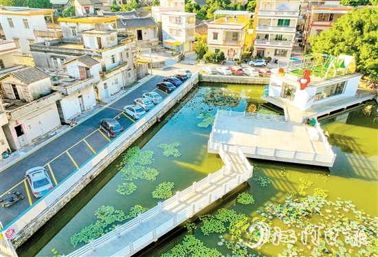 上巷村扎實(shí)推進(jìn)綠美生態(tài)建設(shè)。圖為水上書吧。