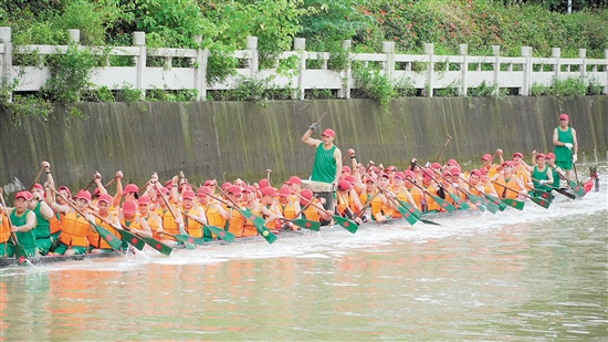 江海區(qū)舉辦端午龍舟競(jìng)渡活動(dòng)。