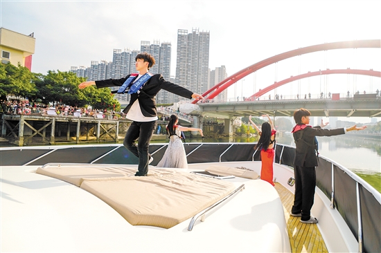 活動現(xiàn)場，一艘游艇出現(xiàn)在江門河上，飄出悠揚的歌聲，船上的演員身著禮服載歌載舞。郭永樂