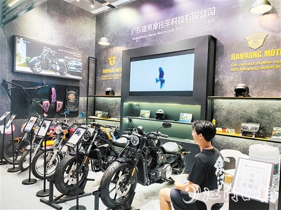 蓬江區(qū)摩托車企業(yè)積極往外拓展市場、尋找出路。圖為第136屆廣交會上的建雅摩托展位。
