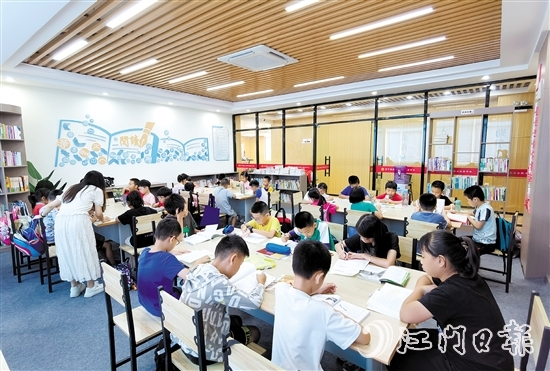 棠下鎮(zhèn)總工會巧用職工書屋豐富職工子女寒暑假托管活動(dòng)。