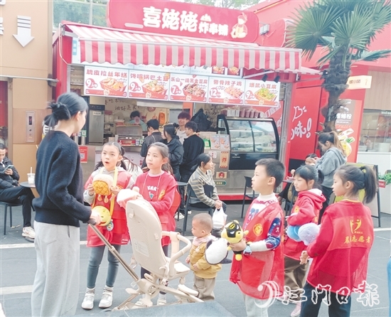 統(tǒng)一身著志愿者服裝的孩子們化身“愛心小掌柜”，向顧客推銷商品。