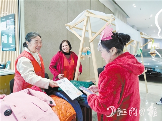 志愿者霞姐的衣物攤位吸引了不少顧客前來選購。