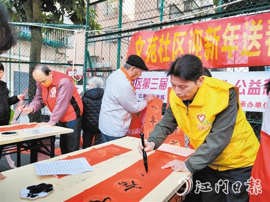 志愿者在攤位上揮毫潑墨。