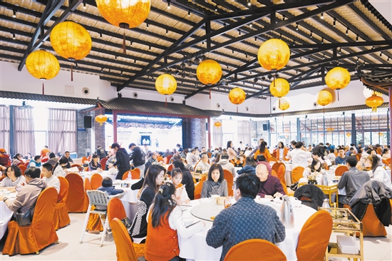 禮東美食街匯聚了30多家特色田園餐飲店，吸引了眾多游客前來(lái)品嘗美食。2022年，禮東美食街獲得第二批“廣東省粵菜美食街”榮譽(yù)稱號(hào)。